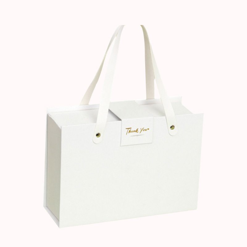 מארז מתנה תיק מותג יוקרתי - לבן 18/25/8.5 1