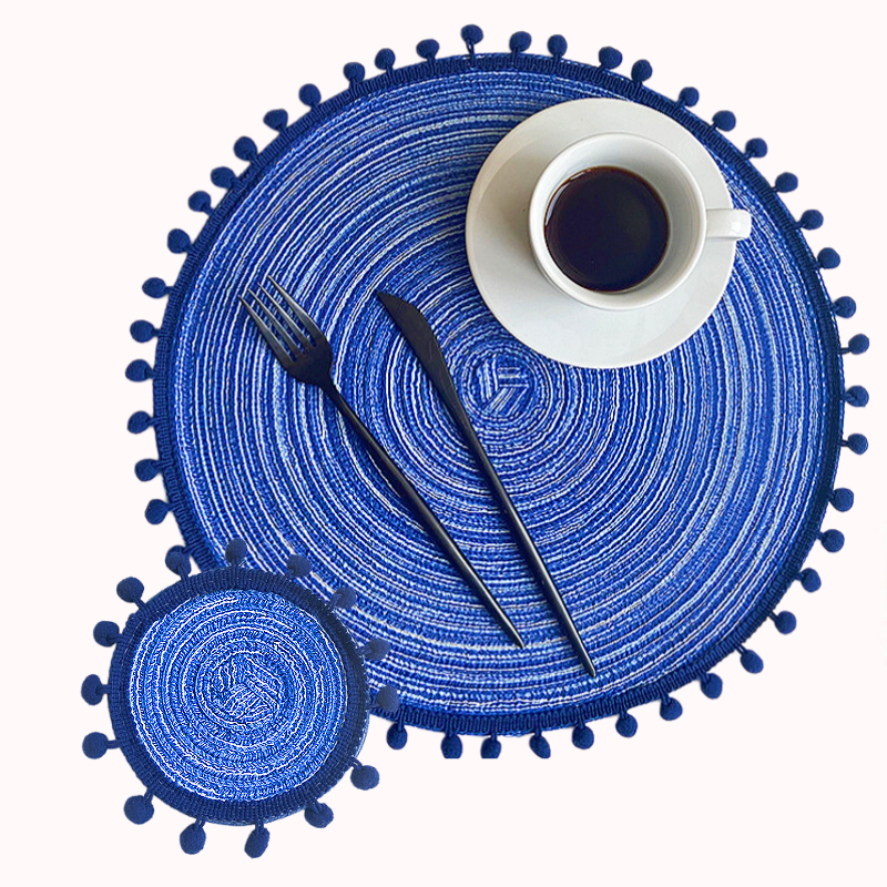 סט פלייסמט ותחתית לכוס בכחול עם פונפונים 1