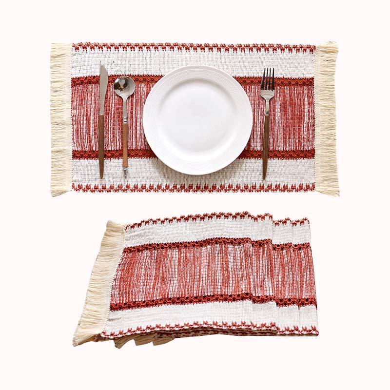 סט 4 פלייסמטים ארוגים בסגנון בוהו - פסים אדומים עם פרנזים 1