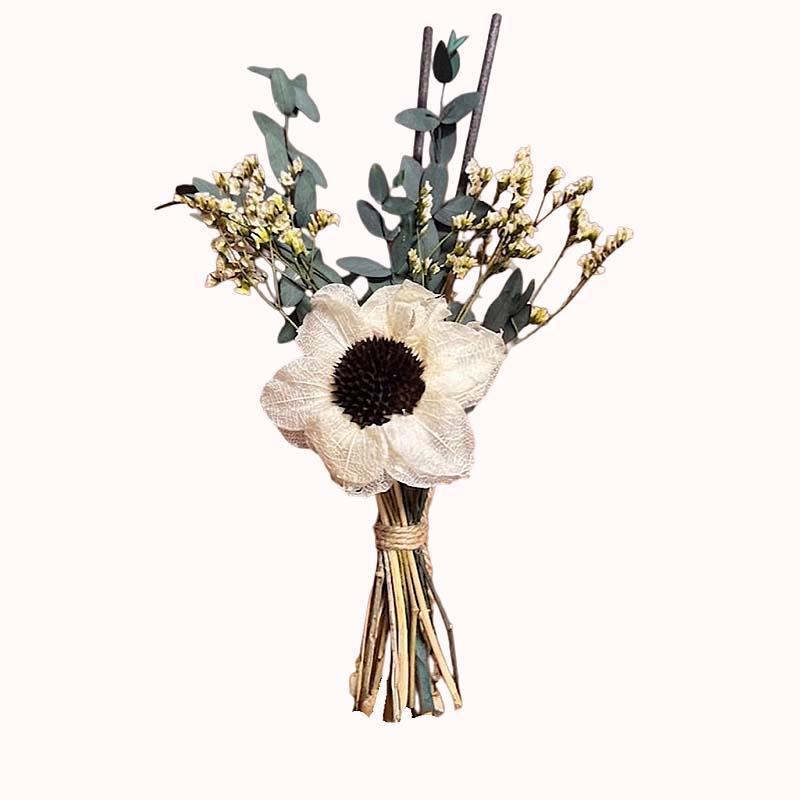 זר פרחי סולָה דייזי עם אקליפטוס למפיץ ריח 1